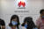 지난 5일 마스크를 쓴 관람객이 중국 베이징에서 열린 중국국제서비스무역교역회(CIFTIS) 화웨이 전시장에서 제품을 둘러보고 있다. AP=연합뉴스