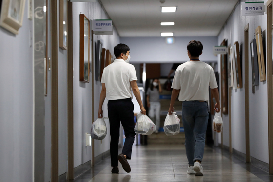 지난달 31일 광주 북구청 복도에서 공무원들이 포장 음식을 사무실로 사가고 있다. 기사 내용과 관련없는 사진. 연합뉴스