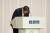 스가 요시히데 관방장관이 지난 8일 자민당 총재선거 후보 소견 발표회에서 고개를 숙여 인사를 하고 있다. [AFP=연합뉴스]