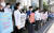 지난 1일 충북대병원에서 정부 의료정책 반대 파업을 하는 전문의·전공의를 지지하는 내용의 피켓을 든 충북대 의대 교수들. [뉴시스]