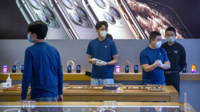 애플, 얼굴 보이는 직원용 투명 마스크 개발…청각 장애인에 도움 
