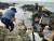 주민들이 11일 오전 울산시 울주군 앞바다에 유출된 기름띠를 치우고 있다. [연합뉴스]