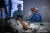 아르헨티나 부에노스아이레스 주의 한 병원 의료진이 병실 밖에서 코로나19 환자를 지켜보고 있다. [EPA=연합뉴스]