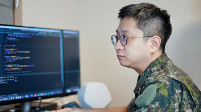 한국 군의관 만든 '코로나 예방 앱' 화제… 구글 "해외 버전 만들자" 6억 지원키로