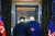 2018년 6월 12일 싱가포르의 카펠라 호텔에서 정상회담 뒤 공동성명에 서명하고 함께 퇴장하는 도널드 트럼프 미 대통령(오른쪽)과 김정은 북한 국무위원장. [신화=연합뉴스]