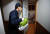지난 5월 서울 은평구 한 고시원에서 은평구청 방역팀 직원이 코로나19 확산 방지를 위해 실내 살균소독 및 방역작업을 하고 있다. 위 사진은 기사 내용과 무관. 연합뉴스