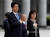 2016년 8월 아베 신조 일본 총리와 함께 자위대 의장대 사열을 받고 있는 이나다 도모미(稻田朋美) 전 방위상. [로이터=연합뉴스]
