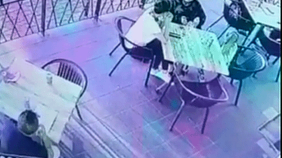[영상] 4살 아이 덮친 유괴범...옆 테이블 무술유단자에 혼쭐