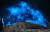 10일 새벽 욕지도 야포 앞바다에 물을뿌려 잔물결을 일으키자 발광플랑크톤이 푸른빛을 내고 있다. [사진 독자 김기현]