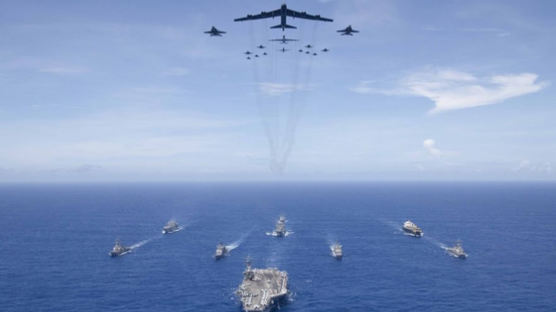 '용맹한 방패' 꺼내든 美…中 보란듯 괌 해상서 대규모 군사훈련
