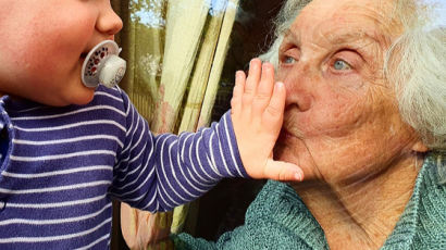 한살배기·88세 ‘유리키스’···코로나가 알게해준 '사랑의 순간'