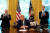 도널드 트럼프 미국 대통령(가운데)이 11일 백악관에서 중동의 바레인과 이스라엘의 수교를 발표하고 마크 펜스 부통령(왼쪽)과 사위인 제러드 쿠슈너 백악관 보좌관의 박수를 받고 있다. UPI-연합뉴스 