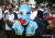 지난해 12월 말 인도네시아 자카르타 주재 중국대사관 앞에서 한 무슬림 청년이 동투르키스탄 깃발을 상징하는 마스크를 쓰고 중국 당국의 신장 위구르족 탄압에 반대하는 시위를 벌이고 있다. [AP=뉴시스]