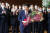 아베 신조 전 총리가 16일 오전 총리관저를 떠나면서 직원들에게 꽃다발을 받고 인사하고 있다. [EPA=연합뉴스]