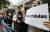 지난 7월 1일 오후 서울 강남 월트디즈니코리아 본사가 있는 건물 앞에서 열린 영화 '뮬란' 보이콧 선언 기자회견에서 참석자들이 피켓을 들고 있다. [연합뉴스]