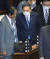 일본 중의원은 16일 본회의를 열고 스가 요시히데(菅義偉) 자민당 총재를 제99대 총리로 선출했다. 사진은 이날 중의원 본회의가 열리기 직전에 아소 다로(麻生太郞) 부총리 쪽을 향해서 인사하는 스가 총리. [연합뉴스]