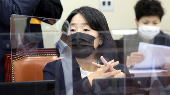 탈북자 단체 바로 허가취소한 정부, 정의연엔 "재판 뒤 판단"