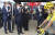 에마뉘엘 마크롱 프랑스 대통령이 17구간 결승점인 콜 드 라 로즈 정상에서 선수들을 격려하고 있다. 오른쪽은 종합 1위를 달리고 있는 프리모즈 로글리치. AP=연합뉴스