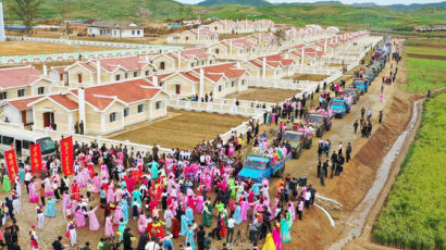 태풍 피해로 식량부족국 재지정된 북한, 피해 지역에서 새집들이 행사 열어