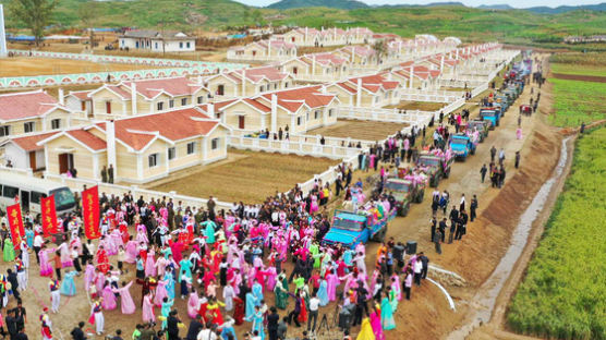 태풍 피해로 식량부족국 재지정된 북한, 피해 지역에서 새집들이 행사 열어