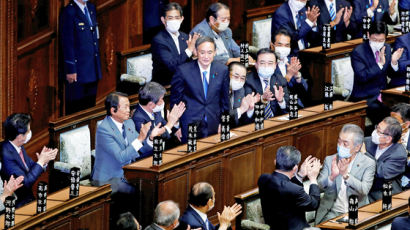 스가 총리와 ‘주먹인사’…日 자민당 의원 코로나 확진