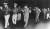 1968년 1월 23일 푸에블로호 승조원들이 배에서 끌려 내려오고 있다. [중앙포토] 