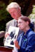 1993년 빌 클린턴 대통령은 루스 베이더 긴즈버그를 연방 대법관에 지명했다. 그해 6월 13일 긴즈버그가 자신의 손녀가 힐러리 클린턴 당시 영부인과 한 학교에서 함께 찍힌 사진을 들어보이고 있다. [AFP=연합뉴스]