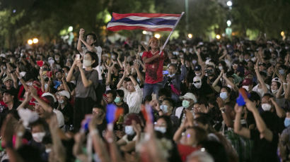 “이 나라는 국민 것”…‘군주제 개혁’ 거리로 쏟아진 태국 시민들