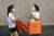 지난 7월 미국 뉴욕에서 에르메스 쇼핑을 즐기고 나온 여성들. AP=연합뉴스