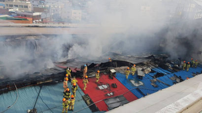 서울 청량리 청과물시장 대형화재...냉동창고서 불 시작된 듯