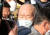 전두환 전 대통령이 지난 4월 27일 광주지방법원에서 열린 형사재판에 피고인으로 출석하고 나서 법원 청사를 나서고 있다. 연합뉴스
