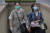 지난 15일 중국 베이징 지하철 역에서 마스크를 착용한 여성들이 걸어나오고 있다. AP=연합뉴스