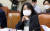 윤미향 의원이 22일 국회에서 열린 환경노동위원회 전체회의에 참석해 위원장의 발언을 듣고 있다. 오종택 기자