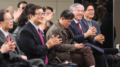 '예배강행' 집합금지 위반한 김문수·사랑제일교회 무더기 기소