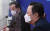 박용만 대한상공회의소 회장(오른쪽)이 22일 서울 여의도 국회 당 대표실에서 이낙연 더불어민주당 대표를 예방한 뒤 발언하고 있다. 오종택 기자