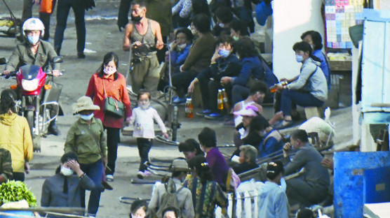 [사진] 장마당 모인 북한 주민
