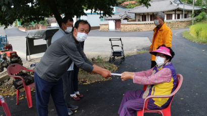 수해 때 밀려온 폐비닐·빈병 팔아 '자체 재난지원금' 돌린 마을