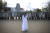 지난 13일 벨라루스 민스크에서 열린 대선 불복 시위 현장에 참석한 한 여성 시위자가 흰 옷을 입은 채 경찰들 앞에 서있다. [AP=연합뉴스] 