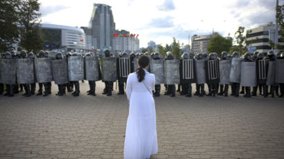 벨라루스 여성들 '뜨개질 시위'…"반독재' 노벨상 수상자도 나섰다