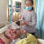 중국 뤼량시에서 간병인 교육을 전문적으로 받은 한 여성이 식사를 할 수 없는 환자를 위해 주사기를 통해 유동식을 공급하고 있다. [중국 신경보망 캡처]