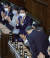 지난 9월 16일 총리로 지명된 스가 신임 총리(오른쪽 첫째)가 고개 숙여 인사하고 있다. 아베 신조 전 총리(가운데)가 손뼉을 치며 축하하고 있다. / 사진:연합뉴스