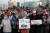 이날 벨라루스 민스크 집회현장의 모습. 한 집회 참가자가 '벨라루스여 영원하라' '이제는 가버릴 시간이다'라고 적힌 플래카드를 들고 있다. EPA=연합뉴스