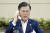 문재인 대통령이 24일 청와대 여민관에서 스가 요시히데 일본 총리와 전화 통화를 하고 있다. [청와대 제공]