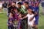 바르셀로나 메시와 수아레스, 네이마르가 2017년 5월 코파 델 레이 우승 트로피 앞에서 아이들과 기념촬영하고 있다. [AFP=연합뉴스]