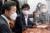 박재민 국방부 차관이 24일 더불어민주당 국회 당대표실을 방문해 이낙연 대표에게 북한 해역 공무원 피격 사건에 대해 보고하고 있다. [뉴스1]