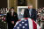 낸시 펠로시 미국 민주당 하원의장과 첫 슈머 민주당 상원 대표가 긴즈버그 전 대법관에게 조의를 표하고 있다. AP통신=연합뉴스