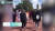 중국 헤이룽장성 이란현의 ‘큰 언니’ 자리를 둘러싼 ‘약속 싸움’에 참여하기 위해 이란현 우궈청 광장으로 향하고 있는 학생들. [중국 충칭천바오망 캡처]