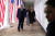  도널드 트럼프 미국 대통령이 26일 백악관 로즈가든에서 에이미 코니 배럿 연방 고등법원 판사를 연방 대법관에 지명하는 기자회견장으로 걸어가고 있다. [AP=연합뉴스]