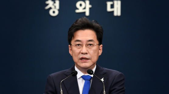 '10시간 논란'에 총대 멘 靑 대변인 "단호한 결정 위한 고심의 시간"