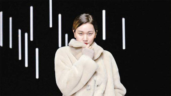 [issue&] 방송 무대에 펼쳐진 런웨이…톱모델 장윤주 활약 ‘온택트 패션쇼’로 매출 대박